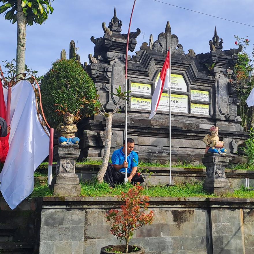 MENGIAS KANTOR DESA DAN PEMASANGAN BENDERA DAN SPANDUK SERANGKIAN HUT KOTA BANGLI 