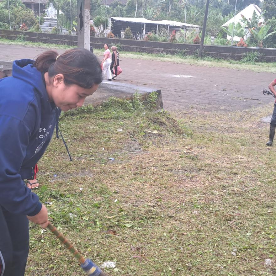 Pembersihan rutin perangkat Desa Bayung Cerik