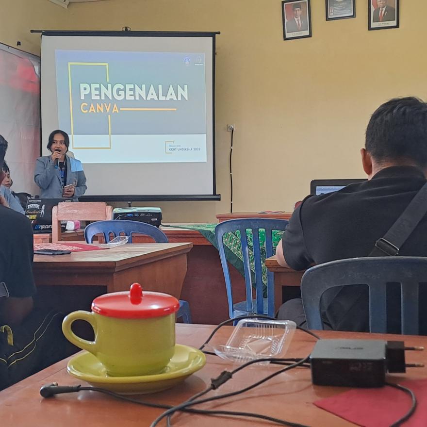 Pengenalan Canva kepada perangkat Desa dari mahasiswa Undiksa