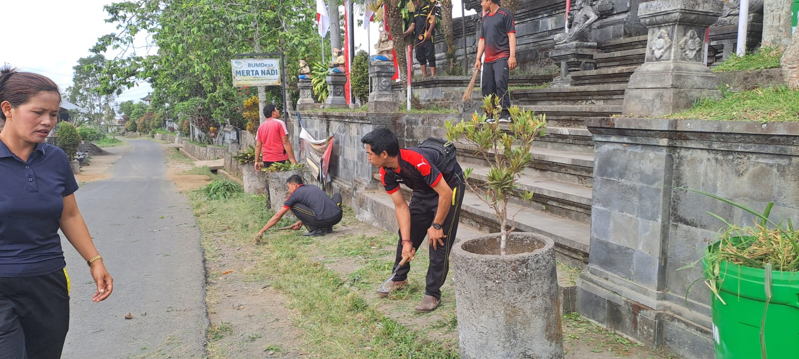 Jumat Bersih Perangkat Desa Bayung Cerik 